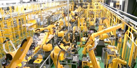 برش لیزری فیبر بازوی رباتیک FANUC با فناوری مشترک CRX Cobot برای برش خودکار فلزات سه بعدی در کارگاه های کوچک